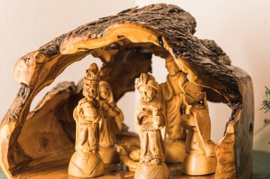 Noel ağacı, Noel altında beşik ahşap heykeller