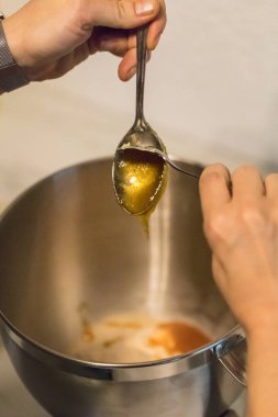 Kadınlar pasta lezzetli ve ev yapımı Noel kurabiyeleri, İsviçre için oluşturma