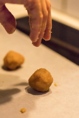 Lezzetli ve ev yapımı Noel çerezleri fırın tepsisindeki İsviçre yakın çekim