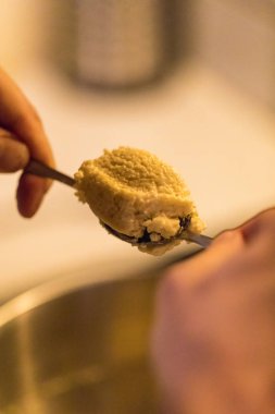 lezzetli ve ev yapımı Noel kurabiyeleri, İsviçre için pasta oluşturan kadınlar