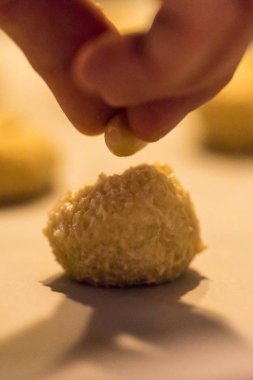 Lezzetli ve ev yapımı Noel çerezleri fırın tepsisindeki İsviçre yakın çekim