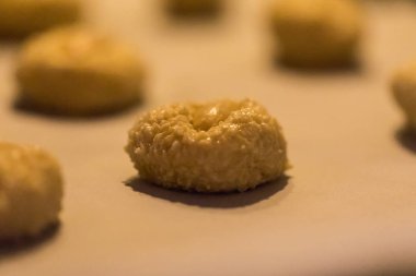 Lezzetli ve ev yapımı Noel çerezleri fırın tepsisindeki İsviçre yakın çekim