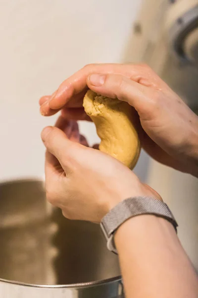 Lezzetli Yapımı Noel Kurabiyeleri Sviçre Için Pasta Oluşturan Kadınlar — Stok fotoğraf