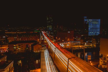 Prime kule binası ile gece Zürih silüeti