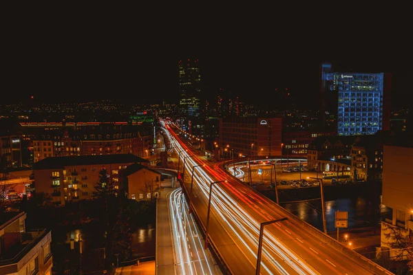 Prime kule binası ile gece Zürih silüeti