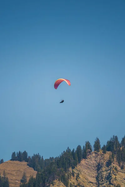 Paraglider flying over swiss alps in marbach — Stock Photo, Image