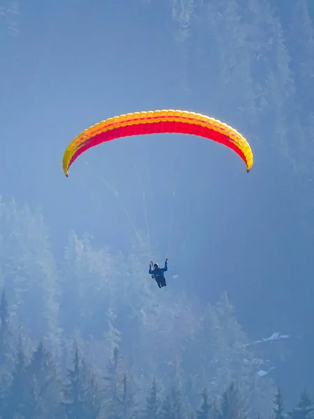 Paraglider flying over swiss alps in marbach — Stock Photo, Image