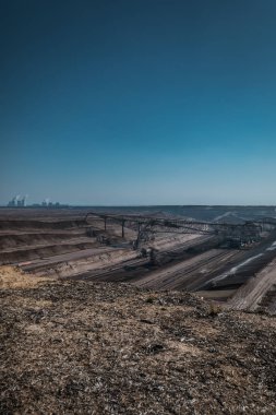 Boxberg yakınlarındaki önünde büyük ekskavatör ile Kömür madenciliği manzara