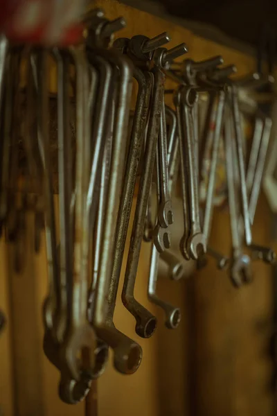 Diversi strumenti di chiave in metallo organizzati in un garage — Foto Stock