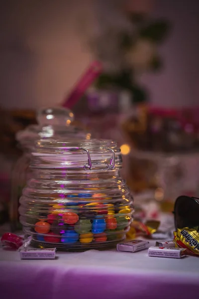 Close-up shot van kleurrijke Candy tafel decoratie — Stockfoto