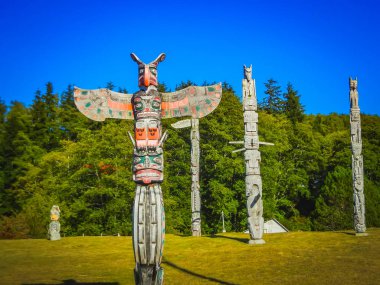 Vancouver Kanada renkli Hint totemler arasında stanley park
