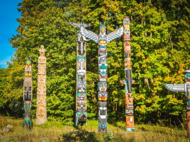 Vancouver Kanada renkli Hint totemler arasında stanley park
