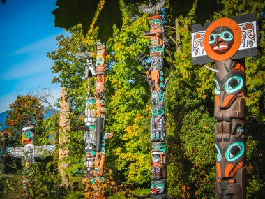 Vancouver Kanada renkli Hint totemler arasında stanley park