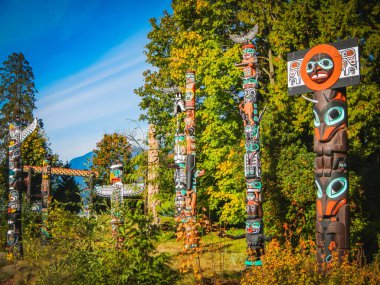 Vancouver Kanada renkli Hint totemler arasında stanley park