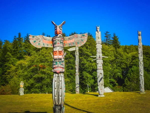 Totems indiens colorés dans stanley park vancouver canada — Photo