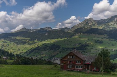 toggenburg yakınlarındaki güzel İsviçre alpleri arasında bir çiftlik
