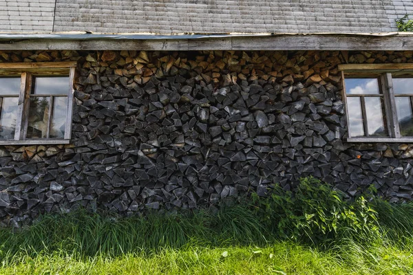 Una granja entre los hermosos alpes suizos cerca de Toggenburg —  Fotos de Stock