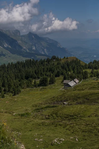 Ферма между красивыми Альпами под Тубургом — стоковое фото