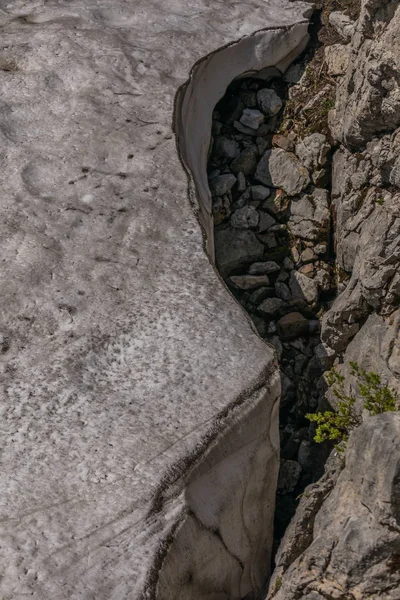 Laatste sneeuw tussen de bergen in de Zwitserse Alpen — Stockfoto