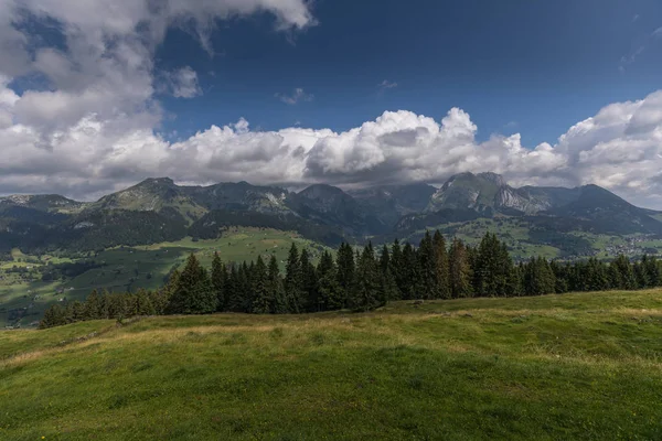 Wandelen door de Zwitserse Alpen op een zonnige dag met Blue Sky in de buurt van togg — Stockfoto