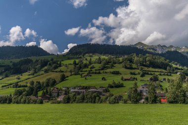 Togg yakınında mavi gökyüzü ile güneşli bir günde İsviçre alpleri ile Yürüyüş