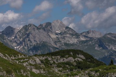 Togg yakınında mavi gökyüzü ile güneşli bir günde İsviçre alpleri ile Yürüyüş