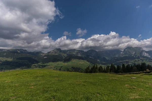Mendaki melalui Alpen swiss pada hari yang cerah dengan langit biru dekat togg — Stok Foto