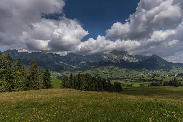 Senderismo a través de los alpes suizos en un día soleado con cielo azul cerca de togg — Foto de Stock