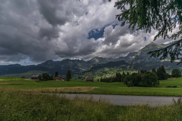 Senderismo a través de los alpes suizos en un día soleado con cielo azul cerca de togg — Foto de Stock