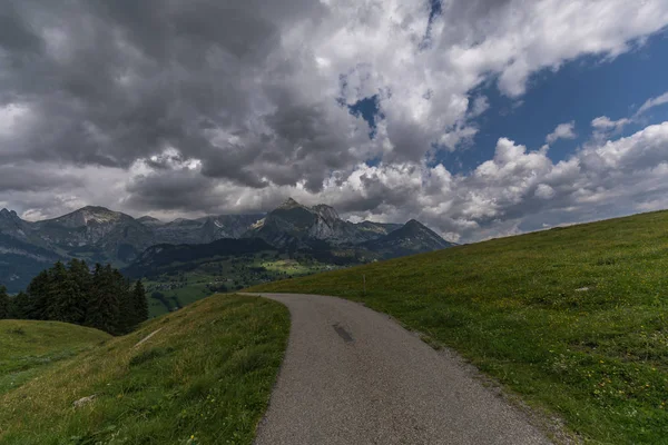Wandelen door de Zwitserse Alpen op een zonnige dag met Blue Sky in de buurt van togg — Stockfoto