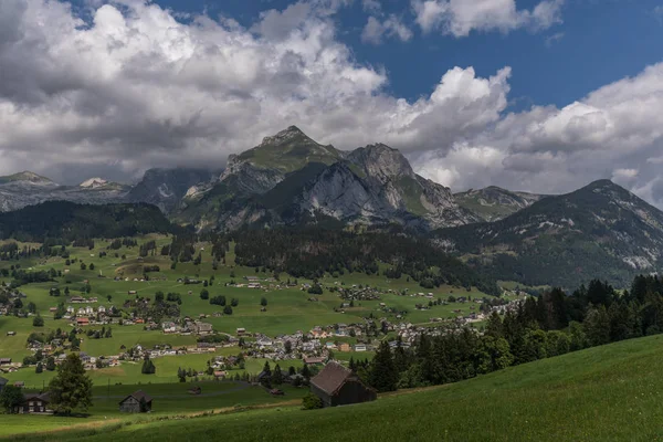 Прогулка через швейцарские Альпы в солнечный день с голубым небом рядом с togg — стоковое фото