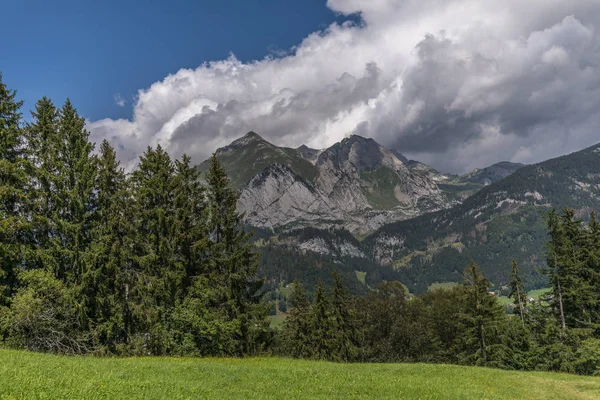 Senderismo a través de los alpes suizos en un día soleado con cielo azul cerca de togg — Foto de Stock