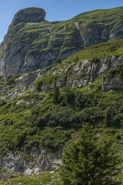 Pěší turistika ve švýcarských Alpách za slunečného dne s modrým nebem nedaleko toggu — Stock fotografie