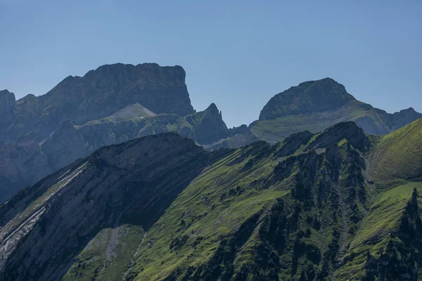 Pěší turistika ve švýcarských Alpách za slunečného dne s modrým nebem nedaleko toggu — Stock fotografie