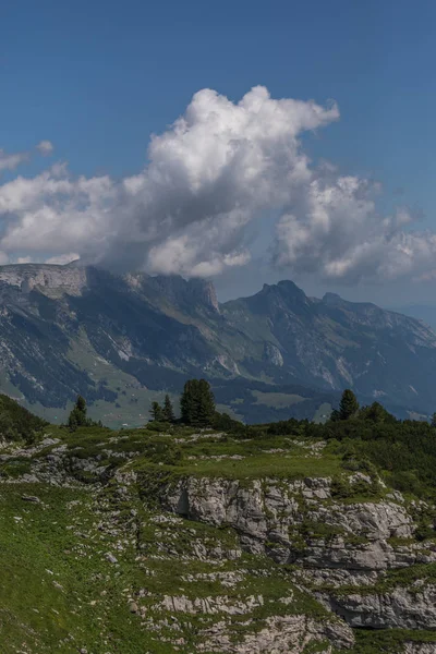 Wandelen door de Zwitserse Alpen op een zonnige dag met Blue Sky in de buurt van togg — Stockfoto