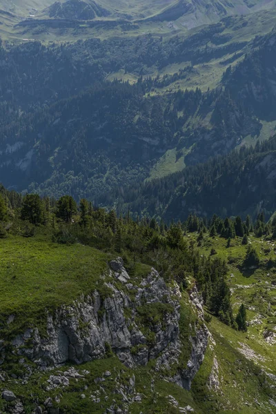 Hiking through swiss alps on a sunny day with blue sky near togg — Stock Photo, Image