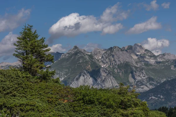 Senderismo a través de los alpes suizos en un día soleado con cielo azul cerca de togg — Foto de Stock