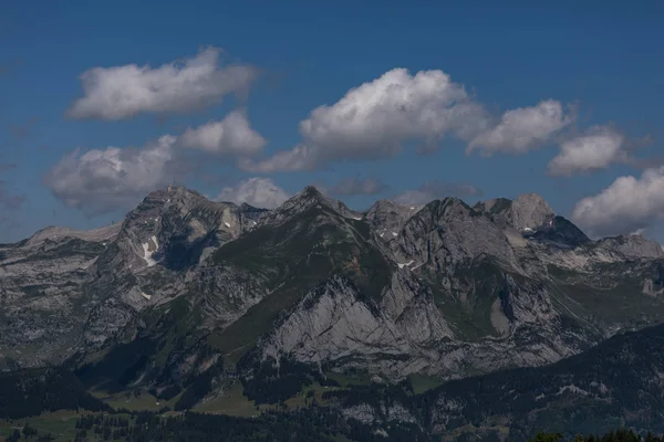 Wandelen door de Zwitserse Alpen op een zonnige dag met Blue Sky in de buurt van togg — Stockfoto