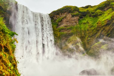İzlanda üzerinde güzel ve ünlü skogafoss şelale