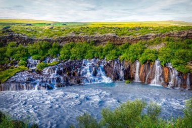 İzlanda üzerinde hraunfossar şelale panorama görünümü