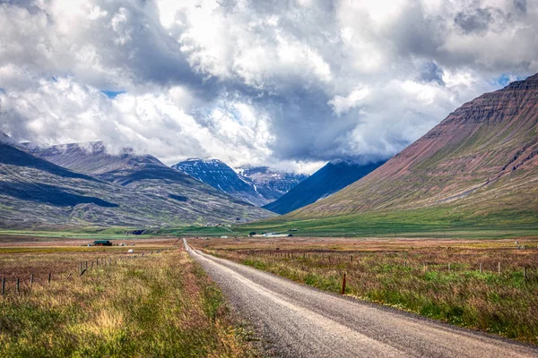 Bela Estrada Planalto Pela Islândia Com Montanhas Fundo Verão — Fotografia de Stock
