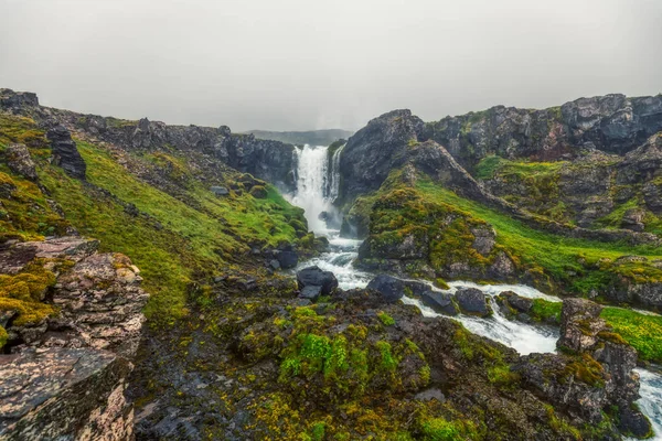 Pohled dolů z vodopádu Dynjandi v západních fjordech na Islandu — Stock fotografie