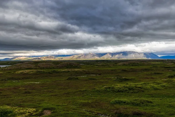Belo panorama em iceland com grandes nuvens e montanhas em b — Fotografia de Stock