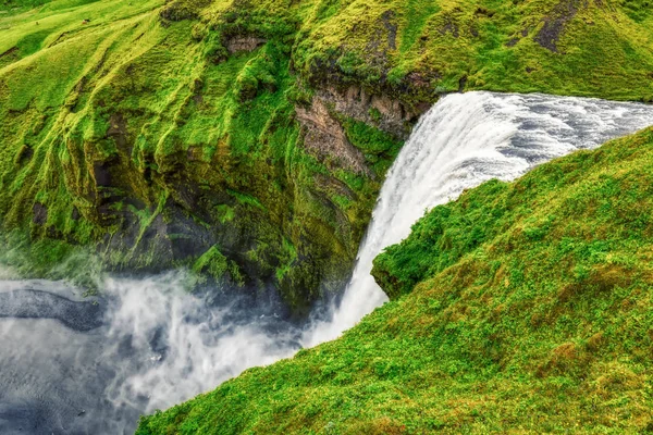 Nádherný a slavný Skogafoss vodopád na Islandu — Stock fotografie