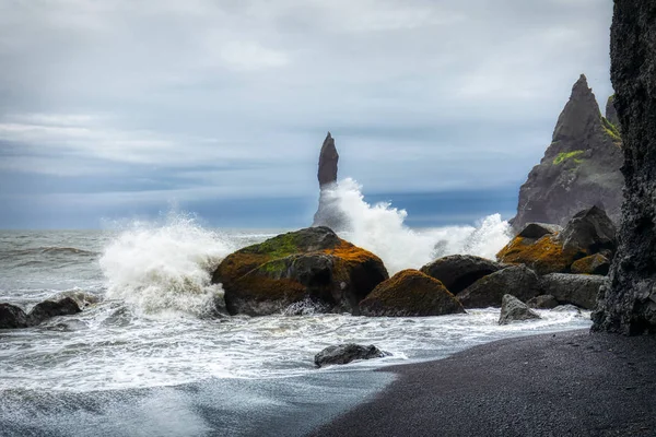 Vagues frappant la plage de sable noir à reynisfjara sur l'iceland — Photo