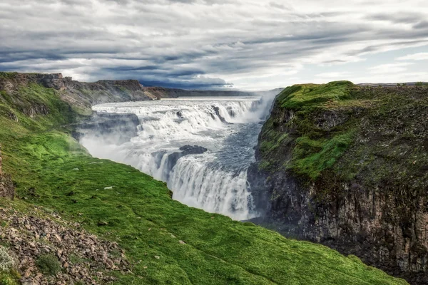 Panoramatický pohled k Gulfoss zlatého vodopádu řeky hvita na — Stock fotografie