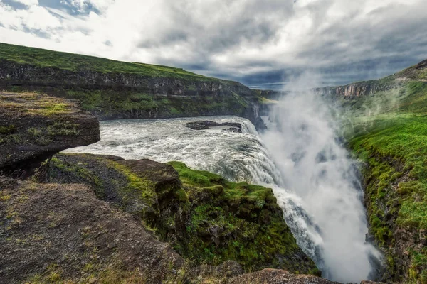 Panoramatický pohled k Gulfoss zlatého vodopádu řeky hvita na — Stock fotografie