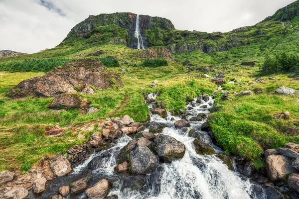 Piękny widok na wodospad bjarnarfoss na Snæfellsnes peninsul — Zdjęcie stockowe