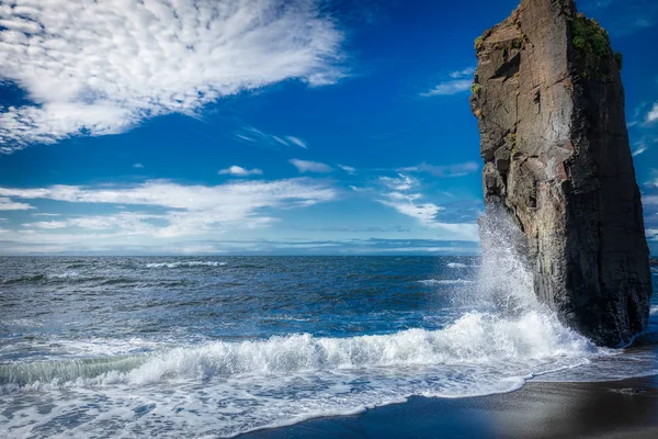 Costa di laekjavik spiaggia con grandi pietre al mare atlantico o — Foto Stock