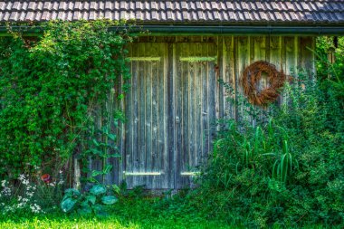 toggenburg yakınlarındaki güzel İsviçre alpleri arasında eski bir çiftlik